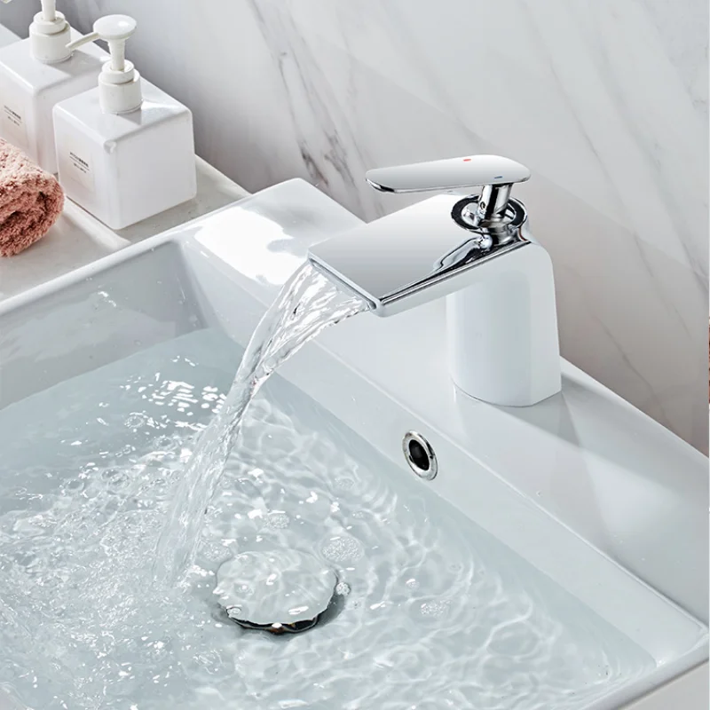 

Простой скандинавский черный старинный смеситель водопада Европейский горячий и холодный Столешница Раковина для дома