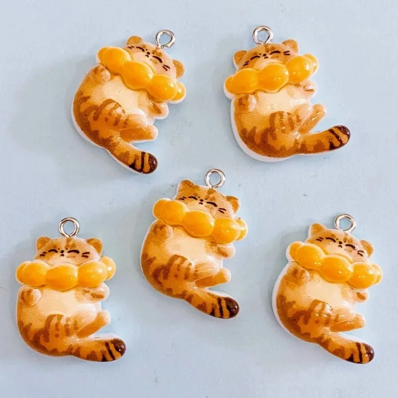 10개 귀여운 고양이 레진 참 장식품 DIY 목걸이 팔찌 귀걸이 열쇠고리용 액세서리 펜던트