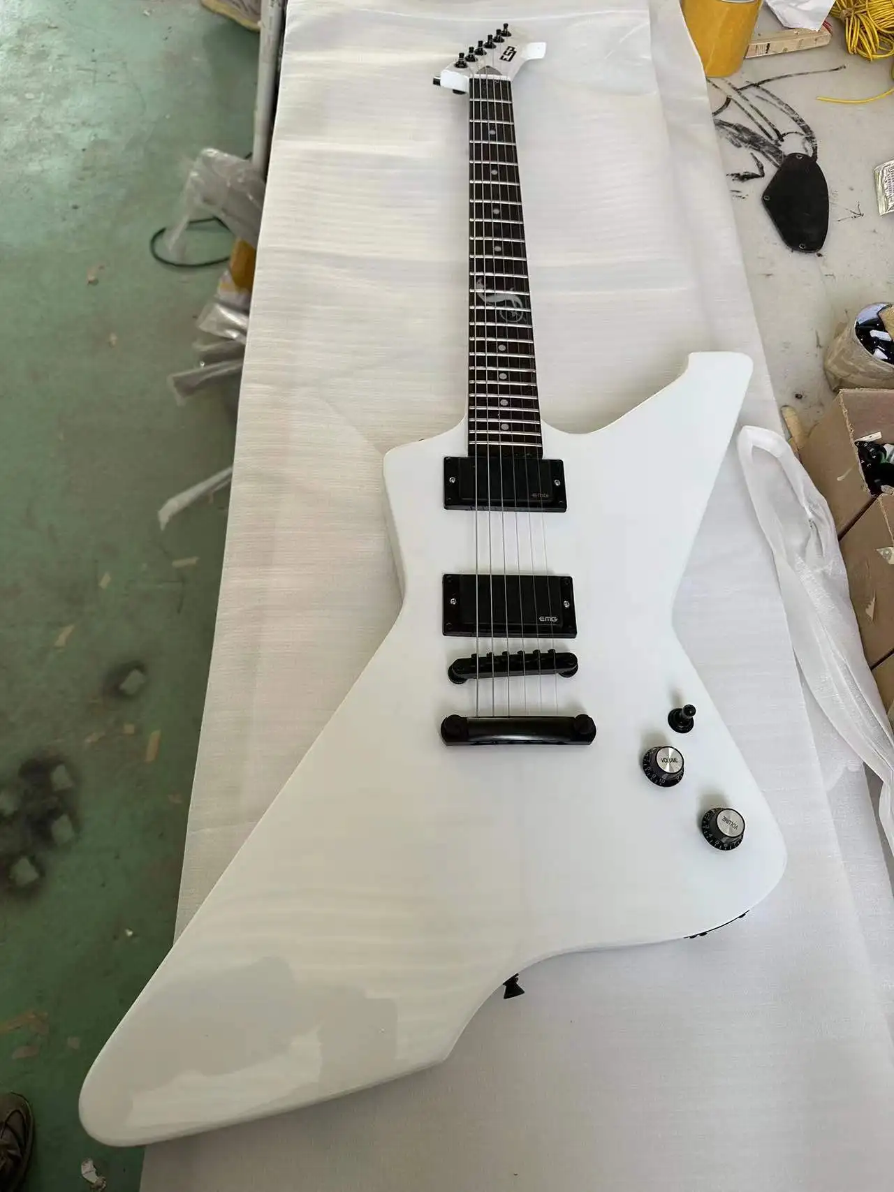 

Customized electric guitar from high-end factories, rose wood fingerboard, peach blossom wood body, fast delivery, free shipping