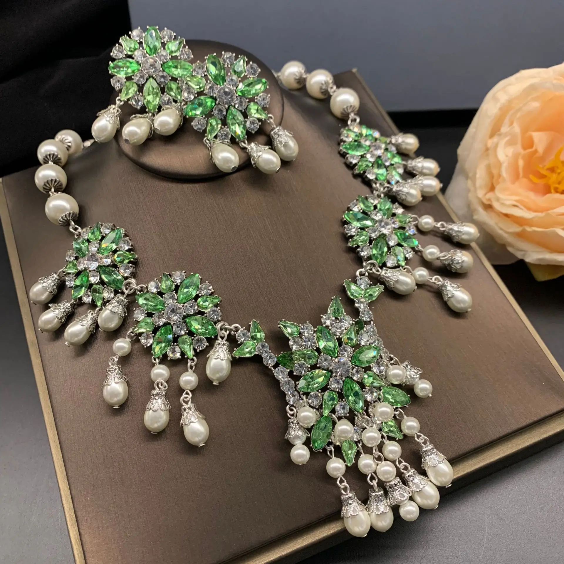 

Extravagant green rhinestone pearl necklace earrings advanced women's wedding banquet evening dress the best accessory