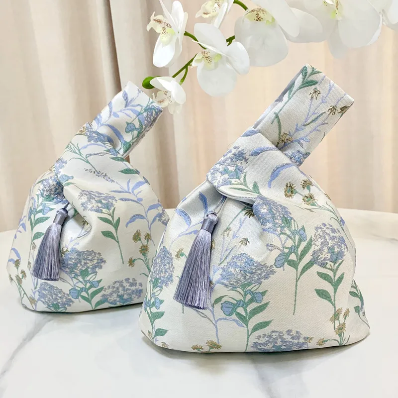 

4 Pcs/Lot Retro Chinese Gift Bag New Tassel Gold Silk Jacquard Wrist Bag Holiday Supplies Exquisite Packaging Bag