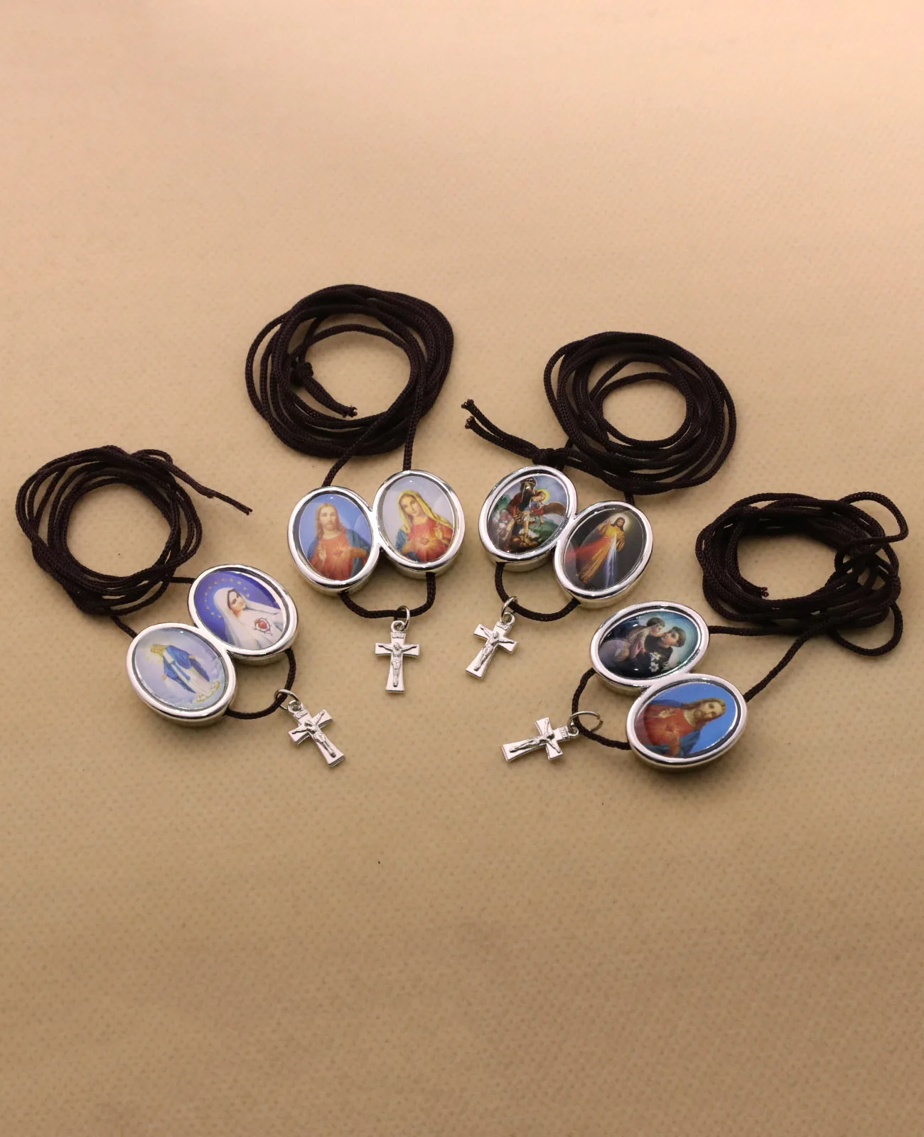 Diyalo 10 Teile/los 2 Farben Heilige Symbol Heiliges Herz St.Michael Unsere Liebe Frau Skapulier Runde/Oval Abzeichen Sacraments Kleidungsstücke Zubehör