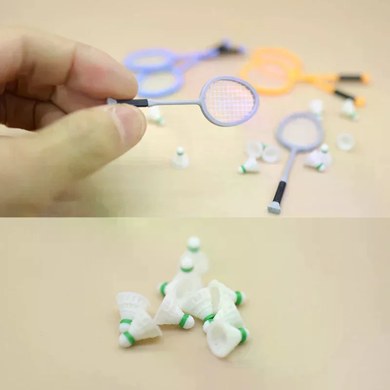 1Pair 1:12 Dollhouse Simulation Mini Badminton Racket Set Dollhouse Sports Scene Decoration Dolls House Pretend Play Toys