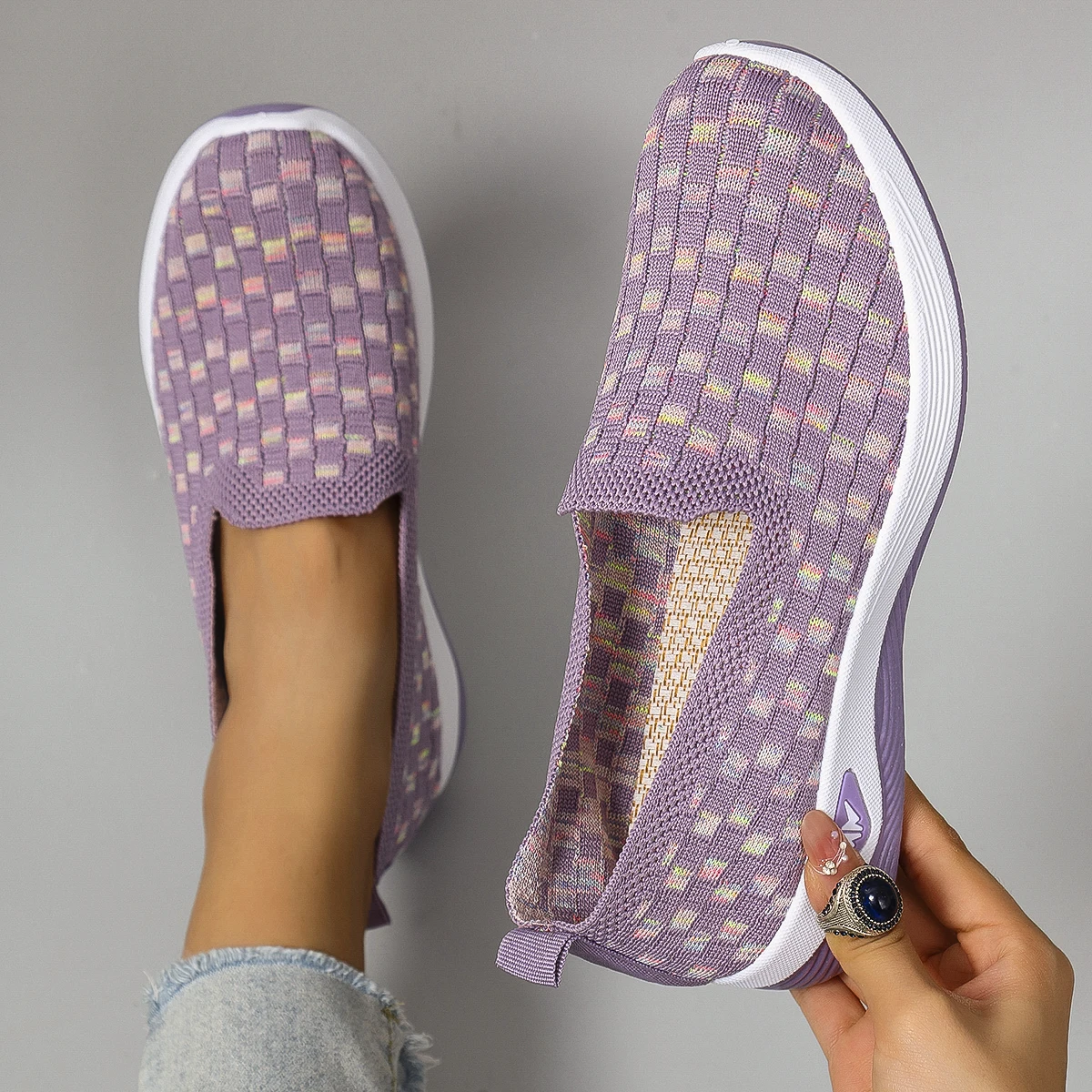 أحذية بسيطة بألوان مكعبات