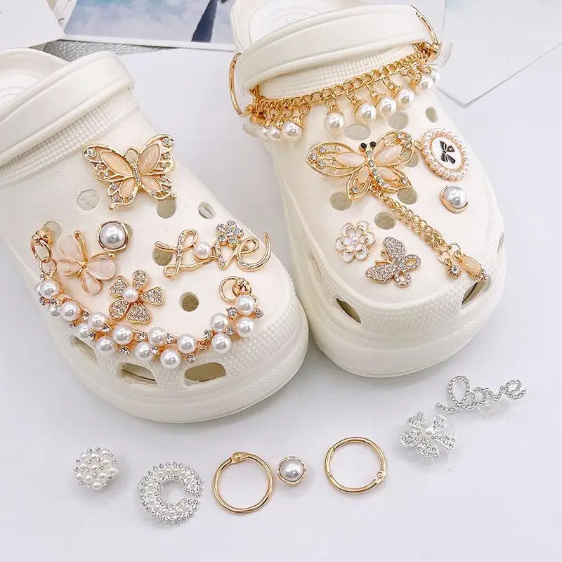 

2022 New Luxury Bundle Croc Charms Designer Pearl Chain Charms for Crocs DIY Metal Butterfly Alphabet Flowers Shoe Charms