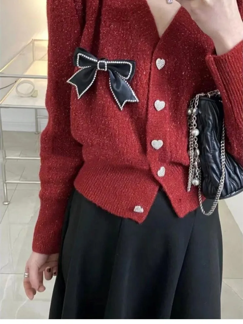 

Женский Яркий шелковый свитер с бантом и V-образным вырезом