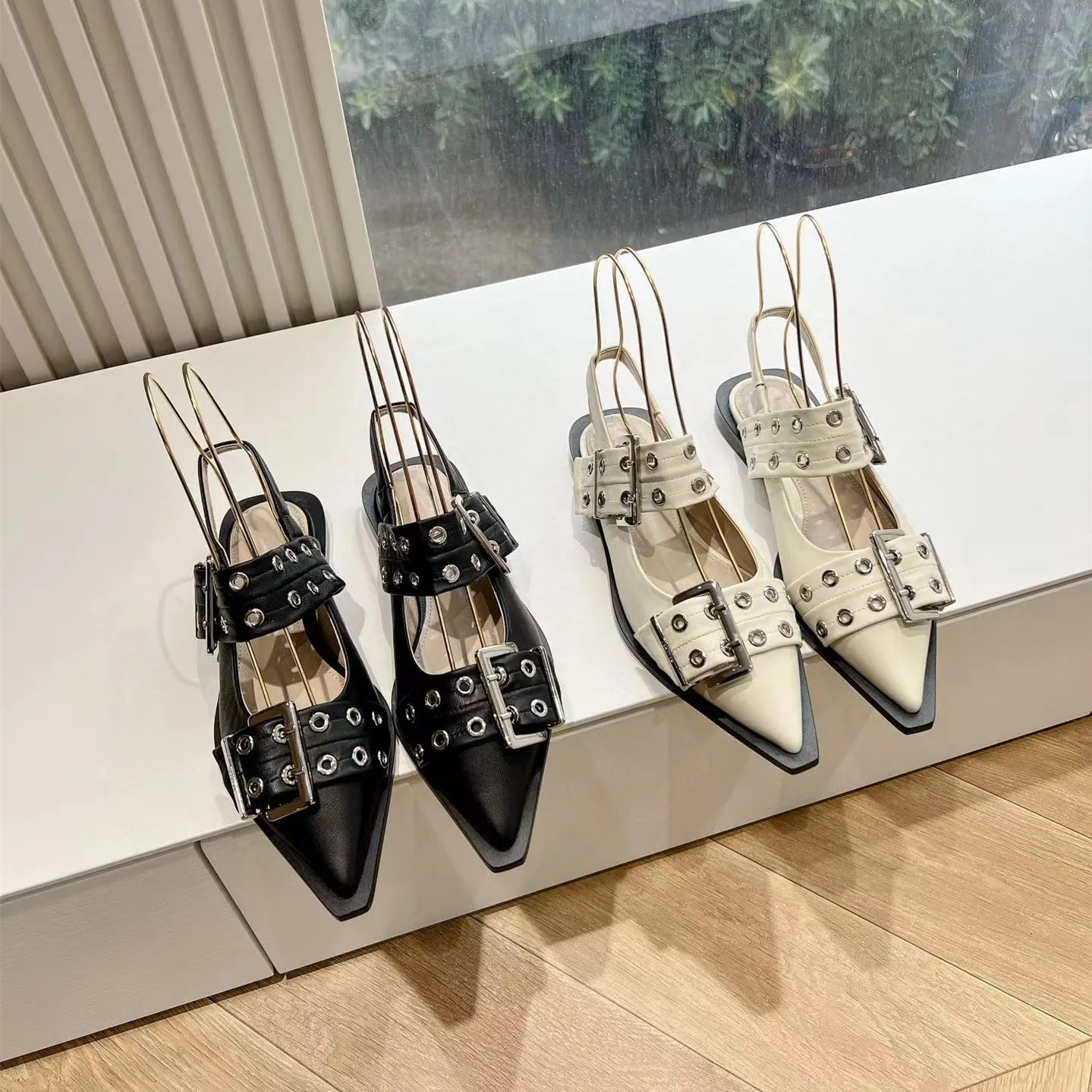 

Riveted Pointed Flat Bottom Muller Shoes 2024 Spring/Summer New Genuine Leather Riveted Back Air Sandals Women's Genuine Leather