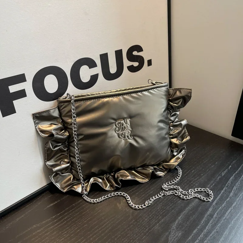 

2023 Высококачественная плиссированная универсальная маленькая квадратная сумка, нишевая простая модная сумка для поездок, женская новая сумка через плечо в западном стиле