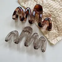 Pince à cheveux ondulée pour femmes, marron ambre brillant, 11cm/4,33 pouces, grande pince à cheveux en plastique légère, accessoires pour cheveux élégants et minimalistes 1