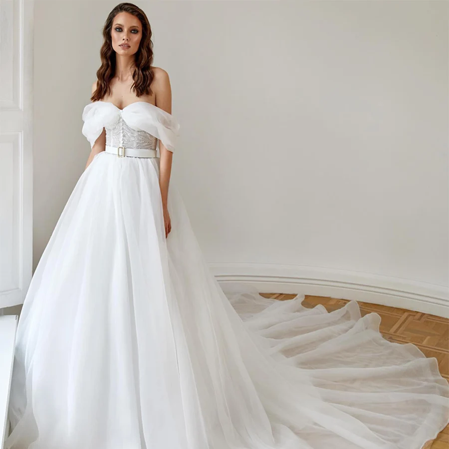 

Женское вечернее платье-трапеция с открытой спиной, поясом и длинным шлейфом