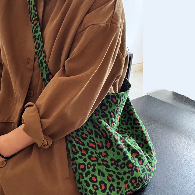 BDG Mini borsa a tracolla in velluto a coste | Urban Outfitters IT