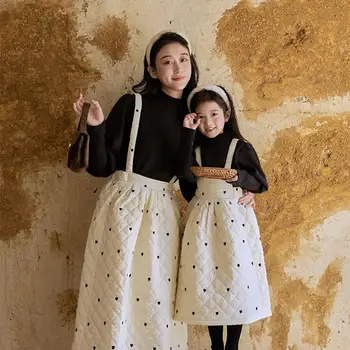엄마와 아이 매칭 옷 세트, 엄마와 나 같은 룩, 블랙 티셔츠 + 프린트 패딩 서스펜더 스커트, 가족 아웃도어 의류, 2023