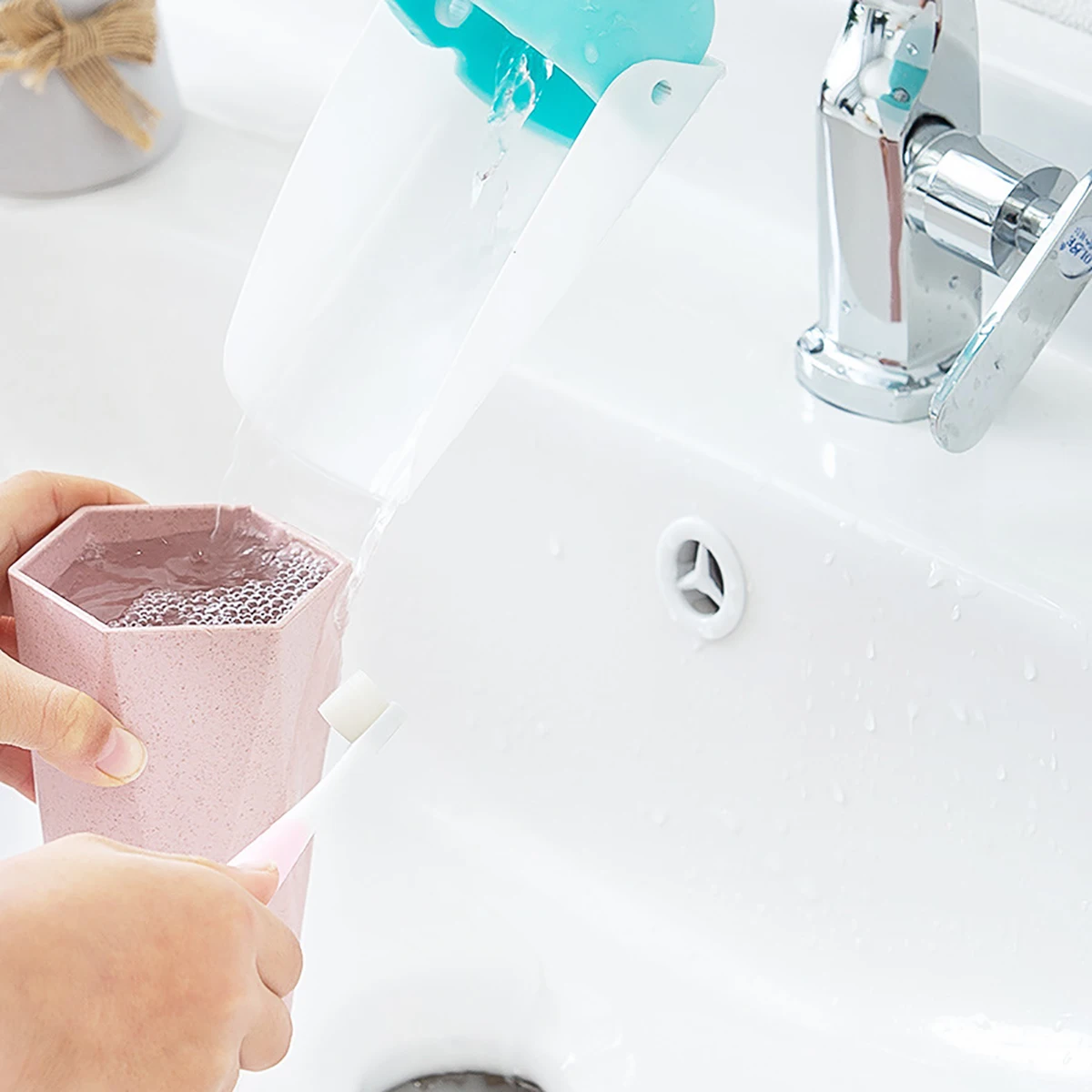 Straight elbow can be turned faucet extender children's baby hand washing auxiliary extender
