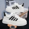 Moderno e informal: zapatos blancos para hombre al por mayor: perfectos para la moda de otoño-2025 2