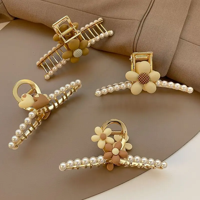 Рисунок 2 - Заколка для волос с сердечками и акулами