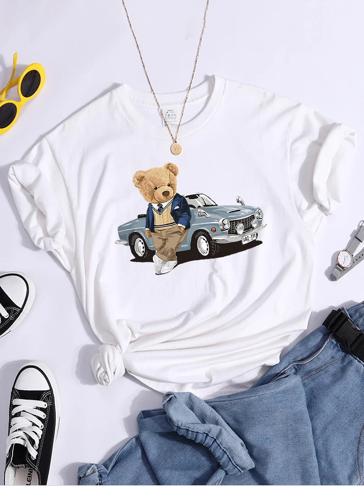 Teddy Bear Beside The Car T-Shirt Hip Hop Summer Tee Tops Soft Casual Individualt-Shirt Creativity Essential Women Tshirt