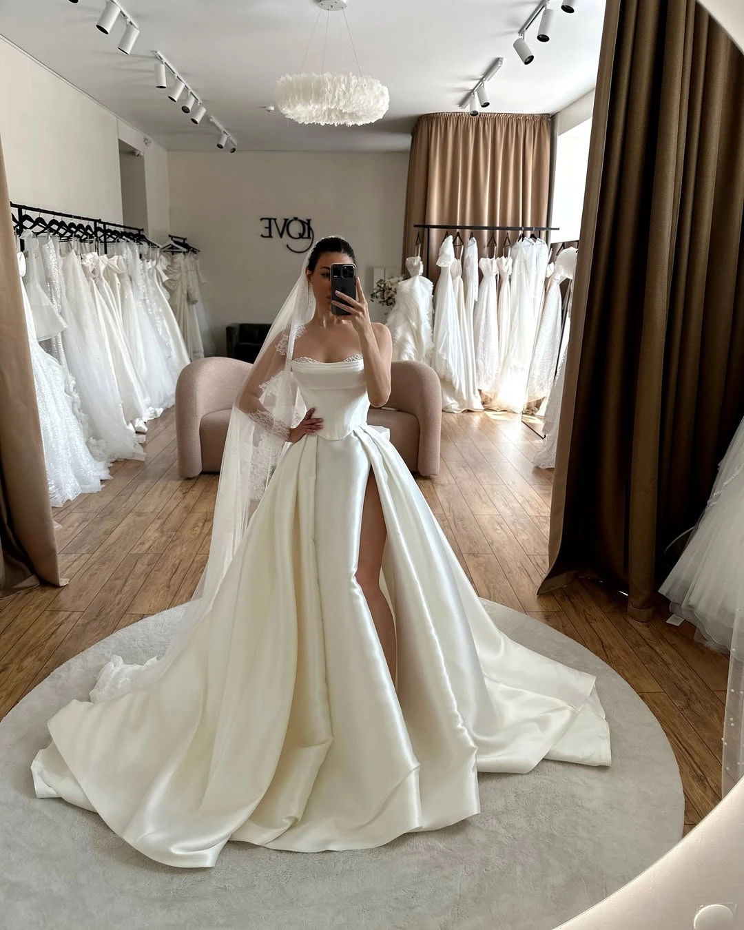 LORIE Elfenbeinfarbenes A-Linien-Brautkleid, trägerlos, seitlich geteilt, Braut-Abschlussballkleid, ärmellos, bodenlang, mit Falten, maßgeschneidert – Detail 2