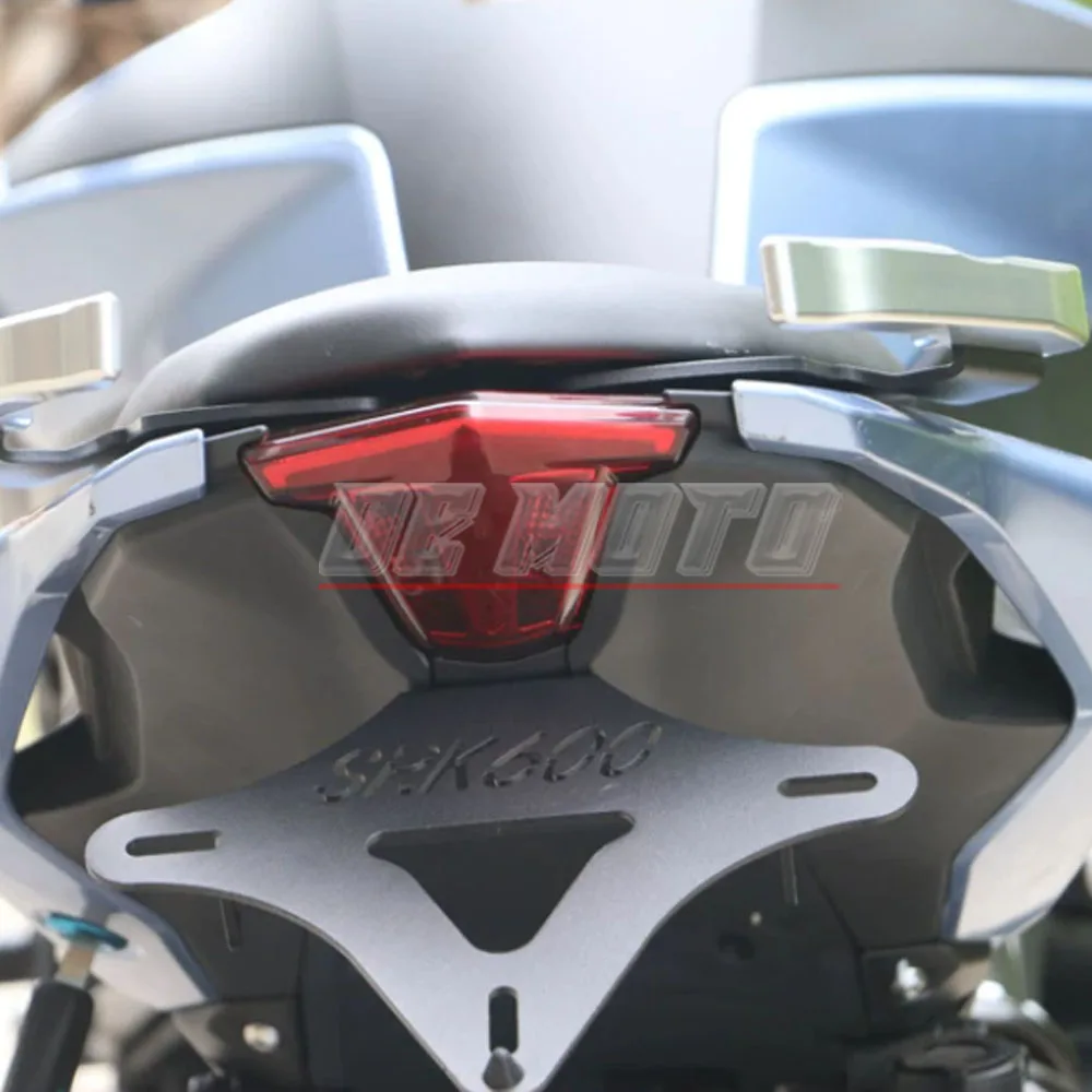 QJMOTOR SRK 600용: 오토바이 번호판 및 맞춤형 액세서리를 위한 맞춤형 숏테일 번호판 프레임.
