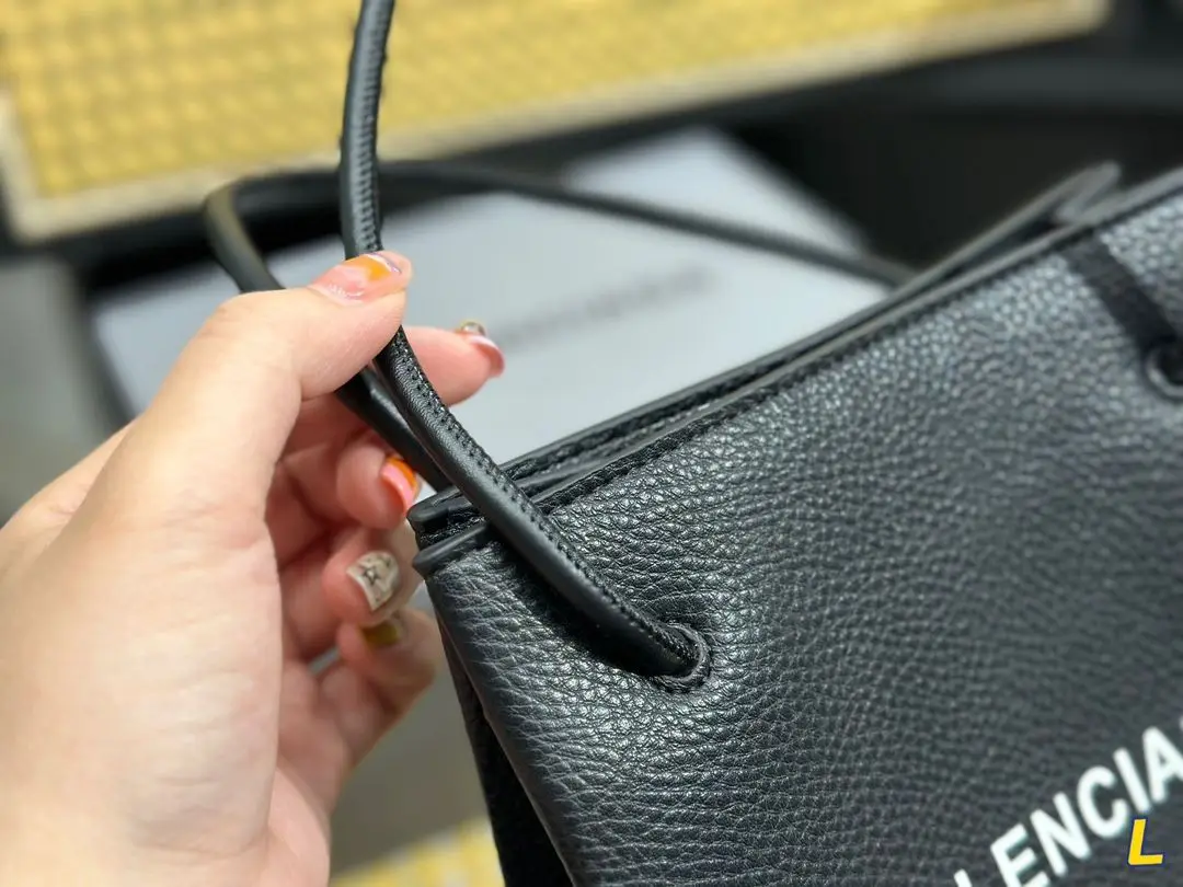 Сумка BALENCIAGA 19см*23см черная