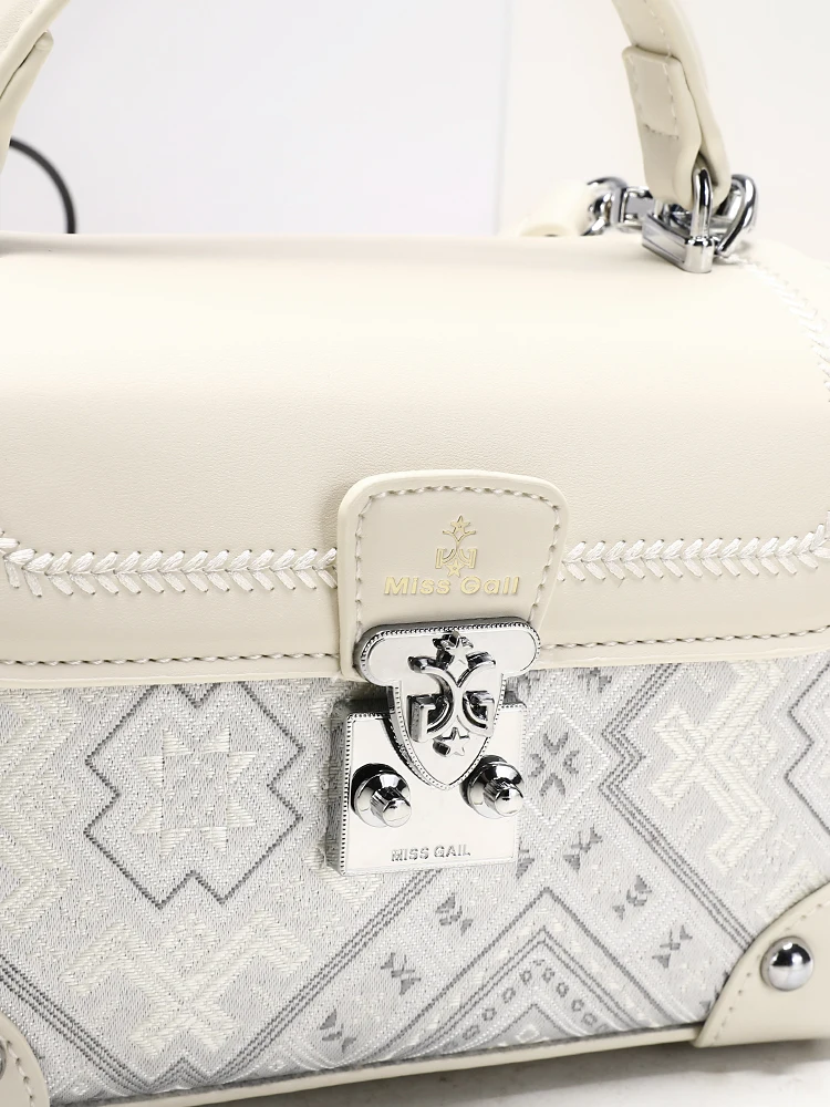 تصميمات جديدة وعصرية فاخرة لحقائب اليد لعام 2025،...