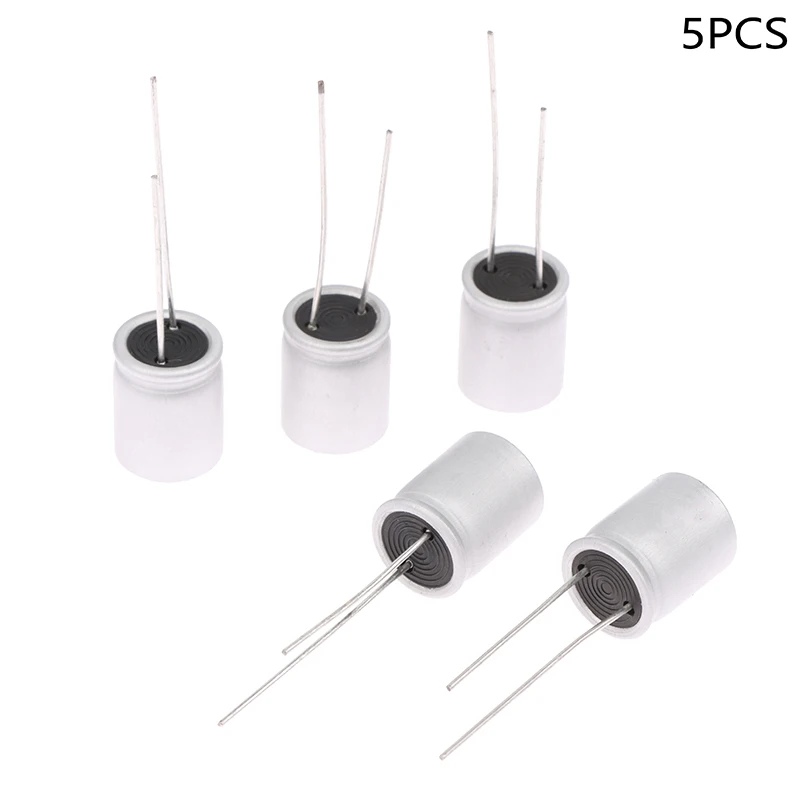 Gros plan sur un condensateur solide UNICON UPL 35V 470µF, avec détails de la surface et des broches.