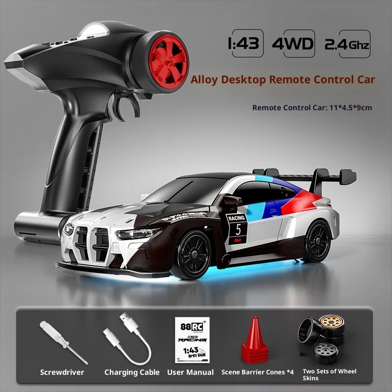 Vue arrière de la voiture RC tout terrain 1/10 2.4GHz avec aileron et feux arrière