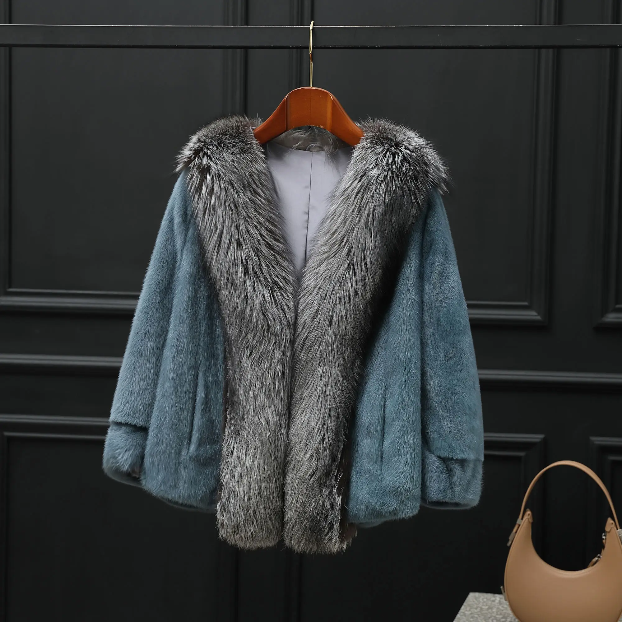 

Women Coats Winter and Jackets Clothes Korean Fashion Female Fur Coat In One Short Fur Coat Casaco Winter Feminino Zm405