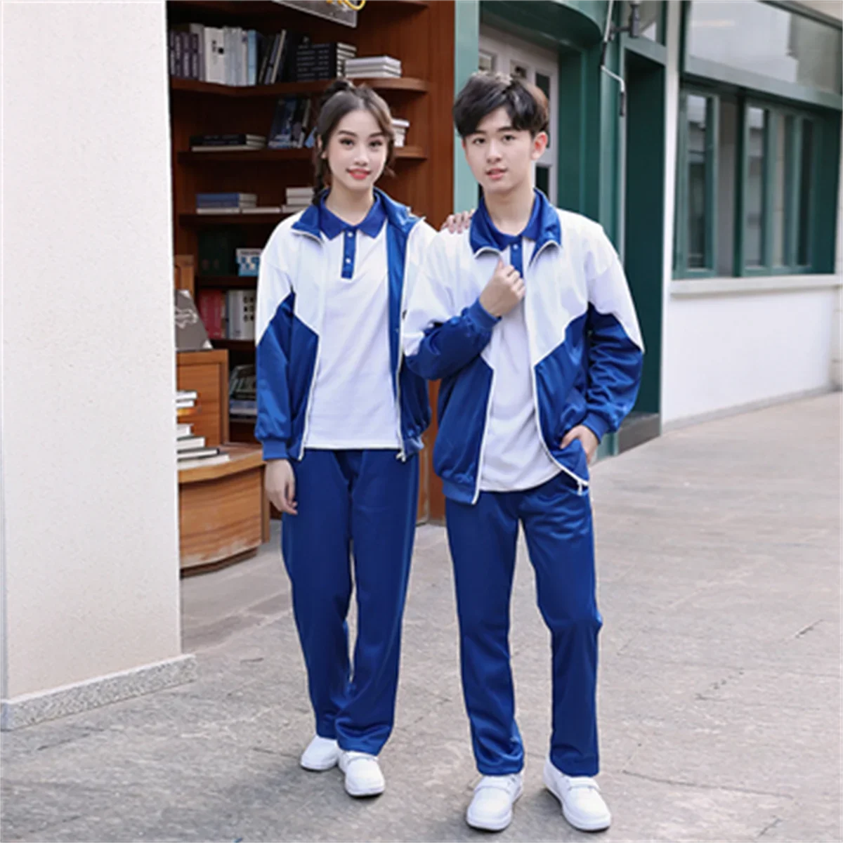 In a hurry, the blue school uniform for college students, middle school and high students, sports clothes, blue and white