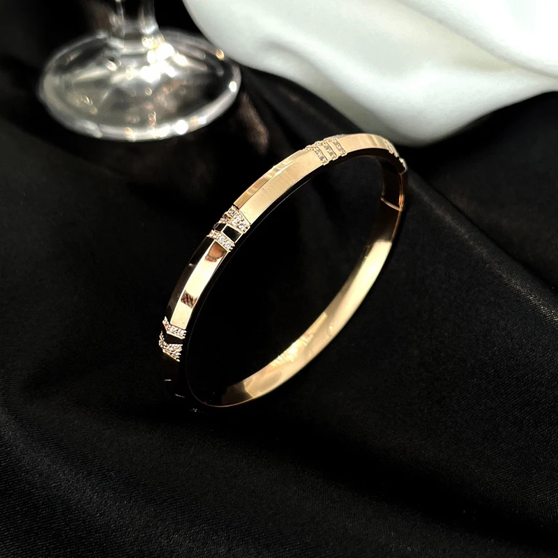 

2023 New Luxury Brand Pure 925 Sterling Silver Jewelry Women Love Roman Numerals Bangle Design Wedding Jewelry Party Bracelet