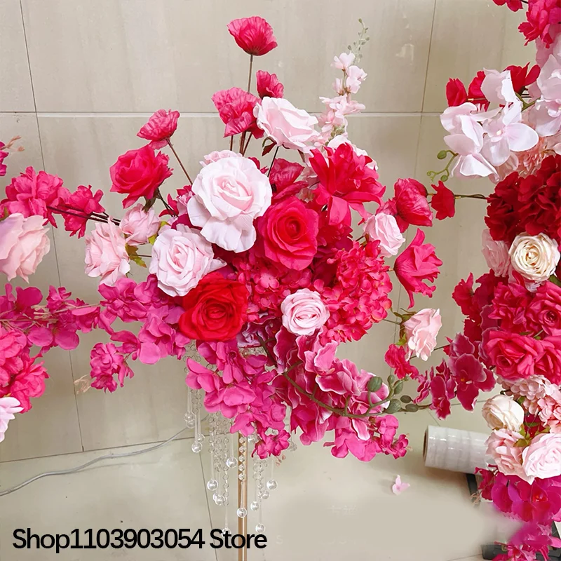 Hochzeits-Hintergrundbogen aus KT-Board mit hängenden Blumendekorationen, pinkfarbenen Rosen und Rittersporn-Arrangements, Blumen für Veranstaltungen.