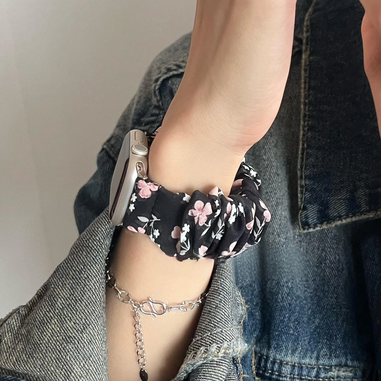 Elastic Scrunchie Strap Bracelet for Fitness Trackers - Women's Fashion Band