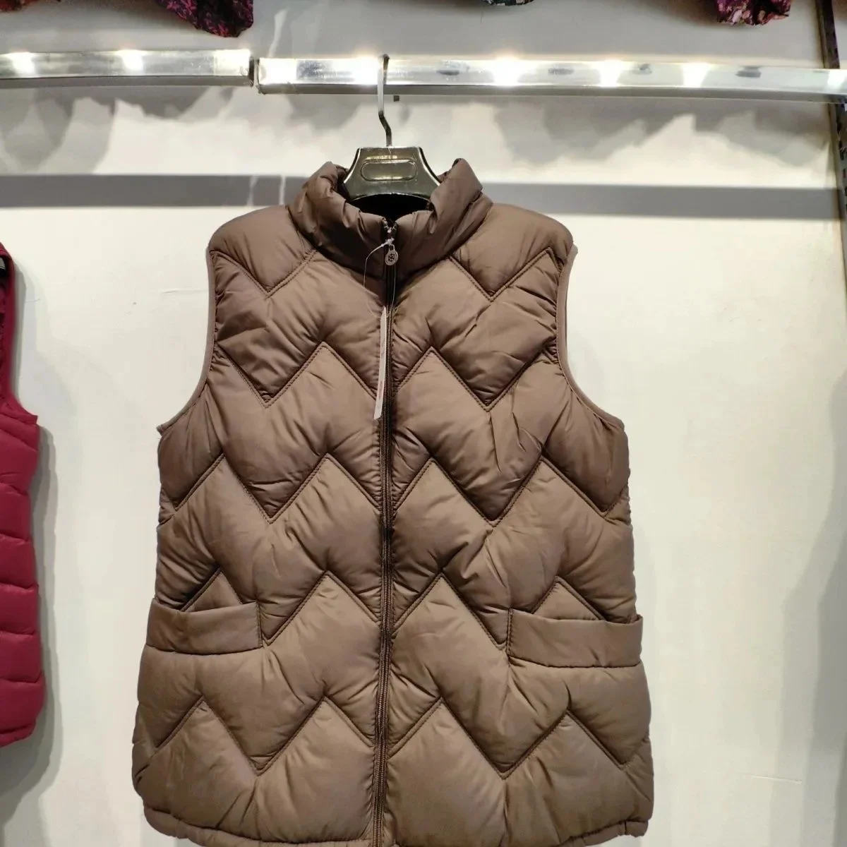 Dark coffee color [corrugated down cotton vest]]