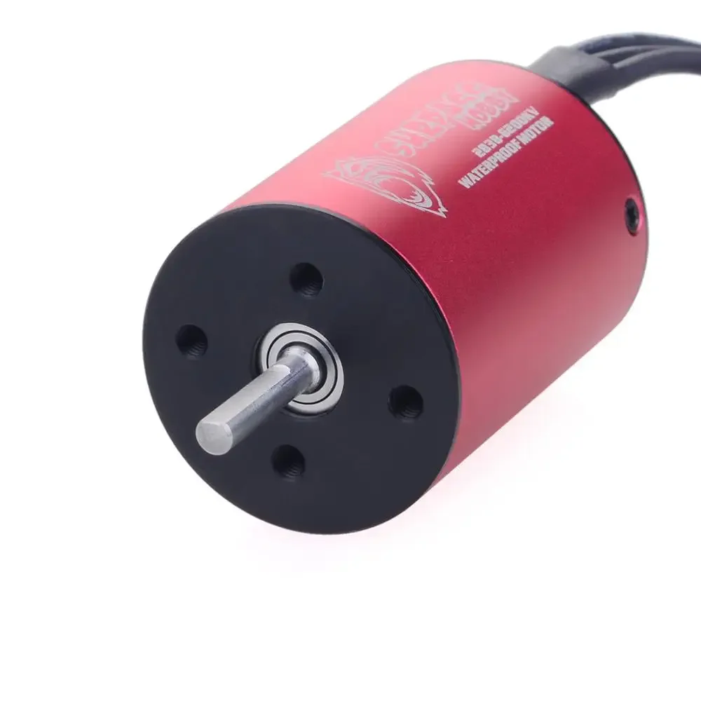 Moteur brushless RC 5700KV pour drone, avec hélice adaptée et connecteurs dorés.