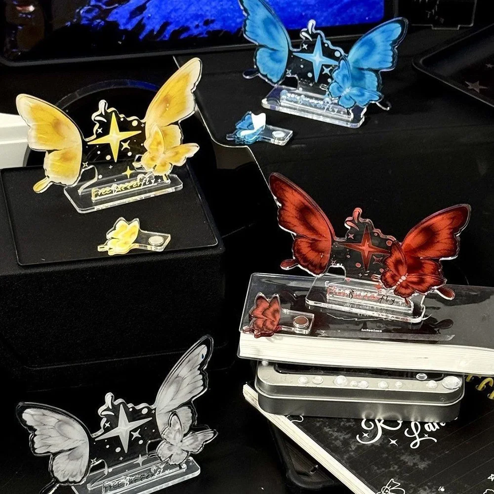 4Pcs 나비 아크릴 배지 디스플레이 스탠드 58mm 애니메이션 배지 용 투명 핀 홀더 팬들을위한 책상 장식 컬렉션 주최자