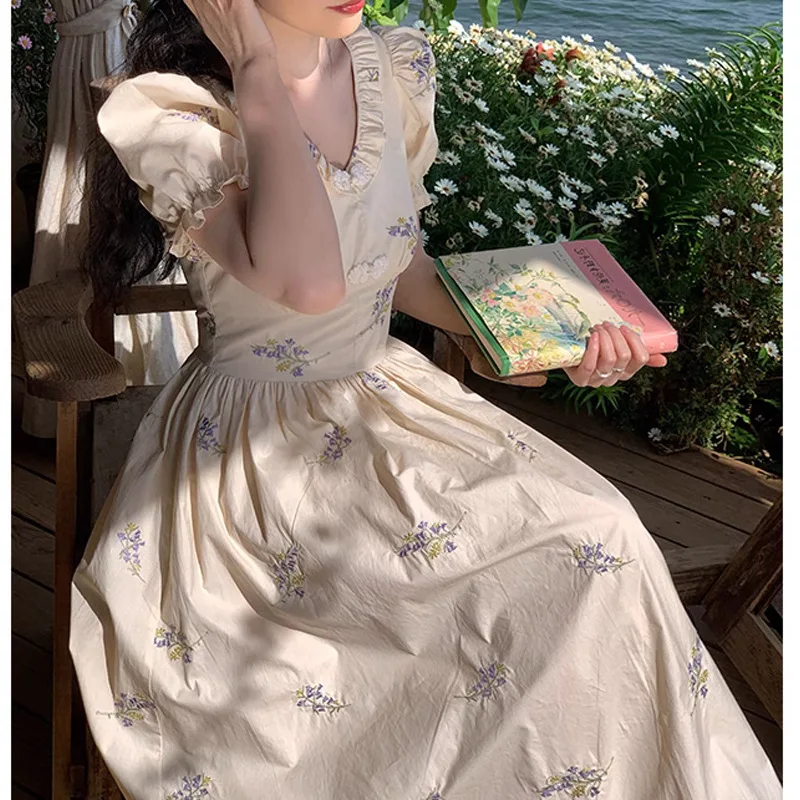 

French vintage embroidered V-neck dress female gentle atmosphere first love dress 2023 summer new style