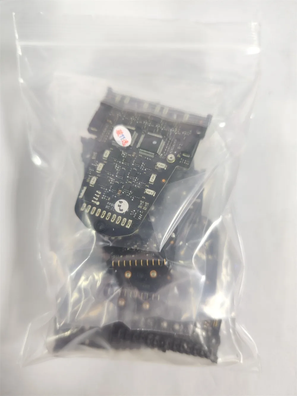 Installation du module ESC pour DJI Mavic Air 2/2S dans le drone, avec outils de réparation à proximité.