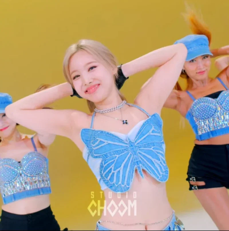 Nayeon Roupa: O Conjunto de Jeans com Borboletas que Transformou