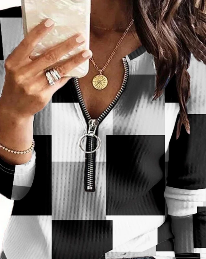 Рисунок 3 - Женская блузка с V-образным вырезом