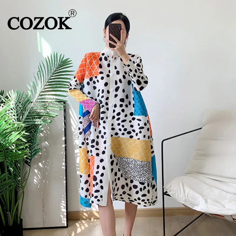 

Женское плиссированное платье в горошек, средней длины