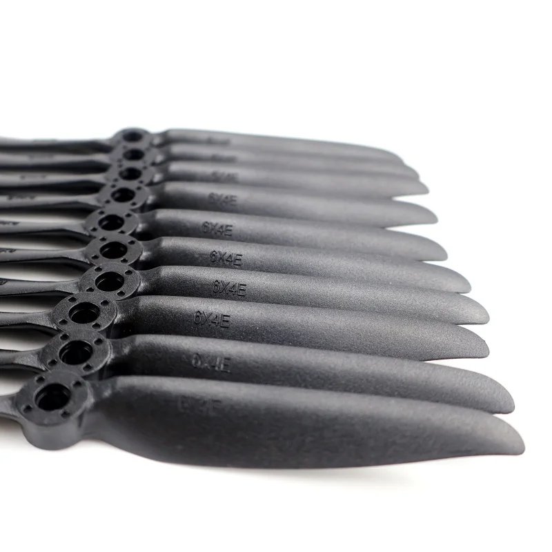 Hélice 6040 fibre carbone pour avion RC SU27 X8 Surfer, gros plan sur le moyeu et les pales.