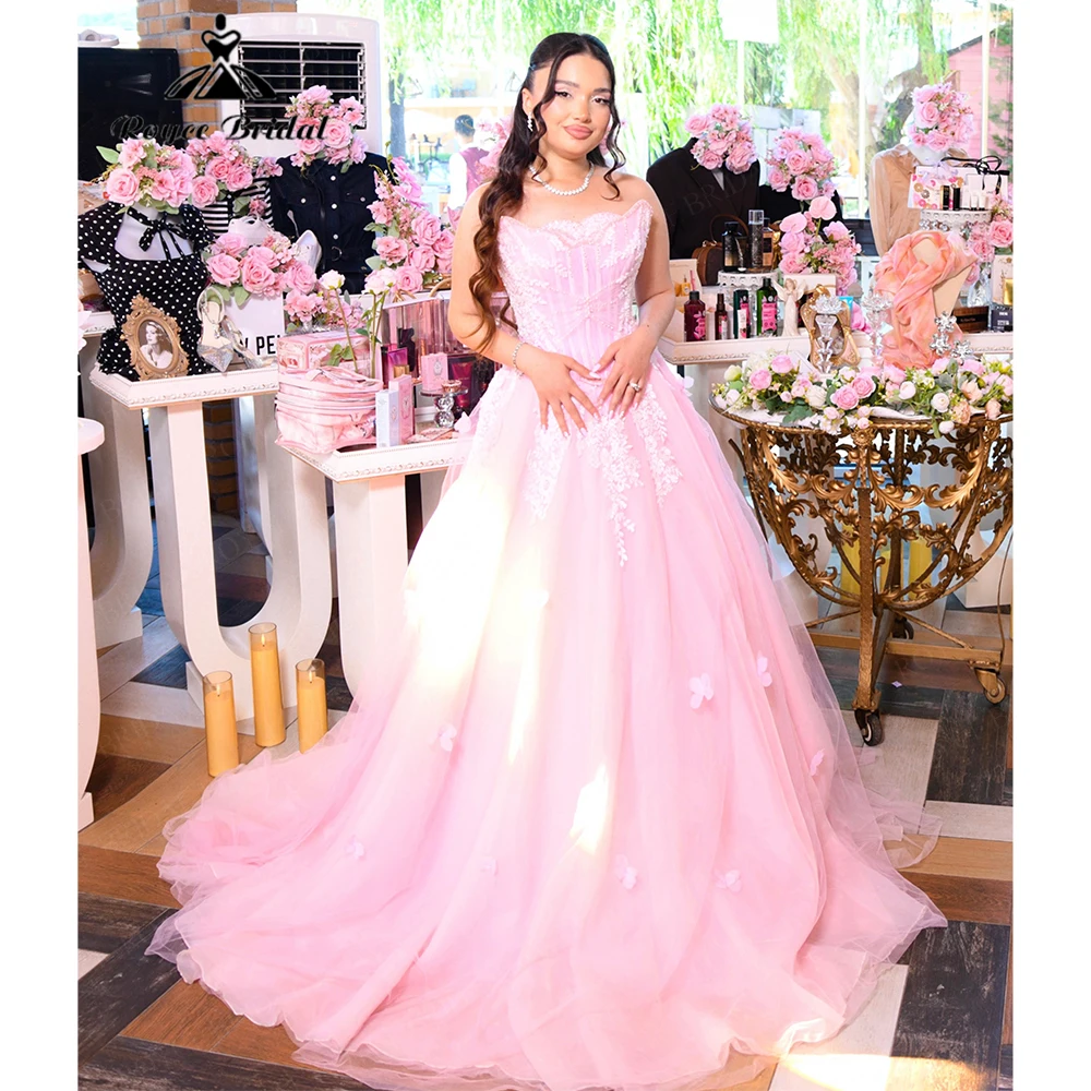 Abito da ballo rosa senza spalline in pizzo e tulle Roycebridal con fiori 3D galleggianti, abiti da sera formali personalizzabili - immagine 3