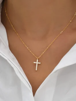 Nuovi gioielli con ciondolo croce intarsiata con zirconi alla moda per le donne Collane a catena lunga con clavicola color oro 1