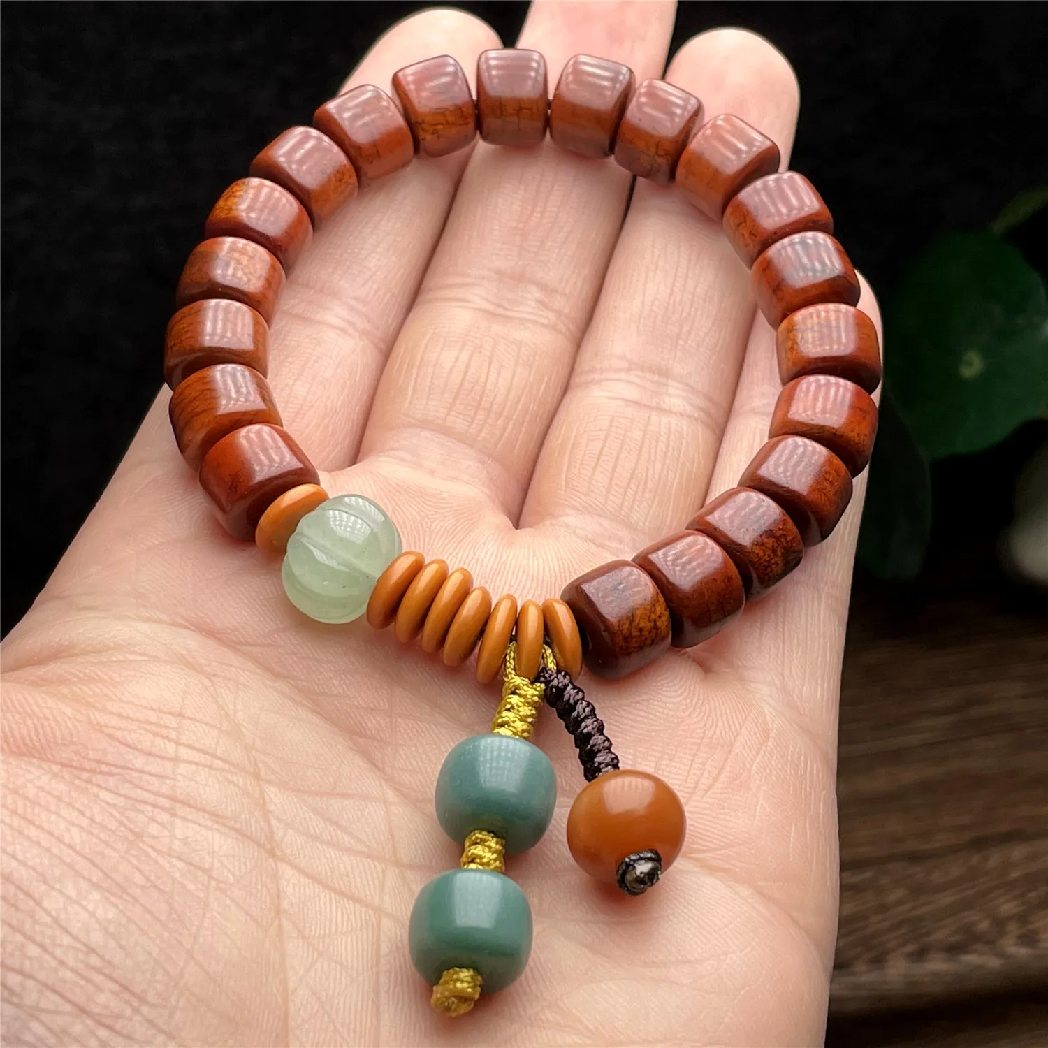 

Браслет из бусин и костей яка с тибетским жареным узором