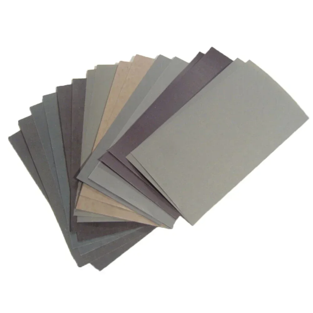 Ensemble des 15 papiers de verre du lot, rangés par ordre de grain croissant, de 400 à 3000.