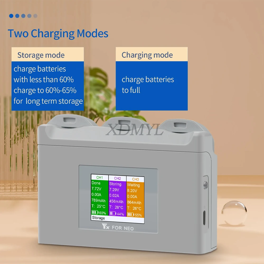 Vue rapprochée du chargeur hub DJI Neo avec indicateurs lumineux de charge