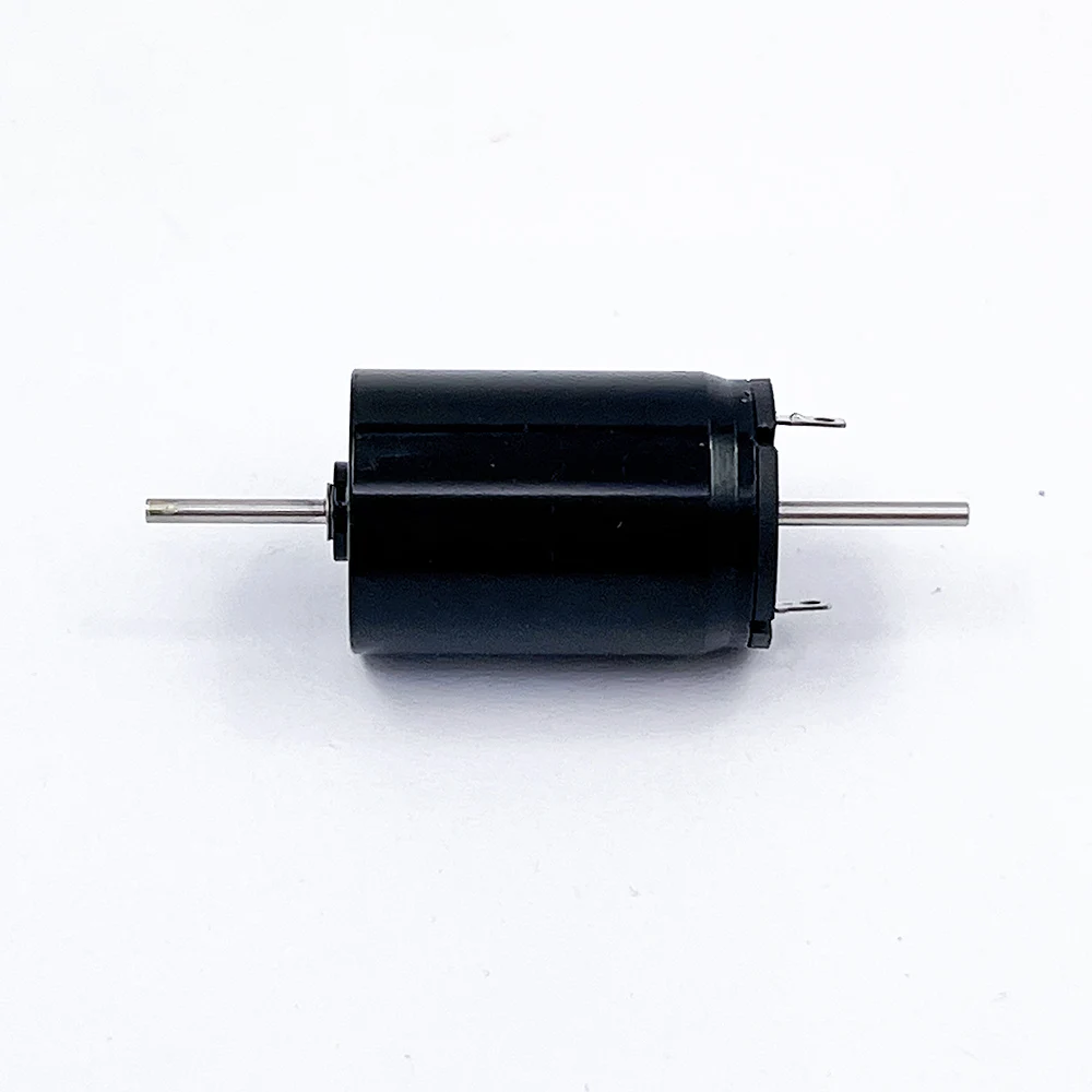 Gros plan sur le moteur sans noyau 12V 12000 RPM double arbre, avec connecteurs et vis de fixation