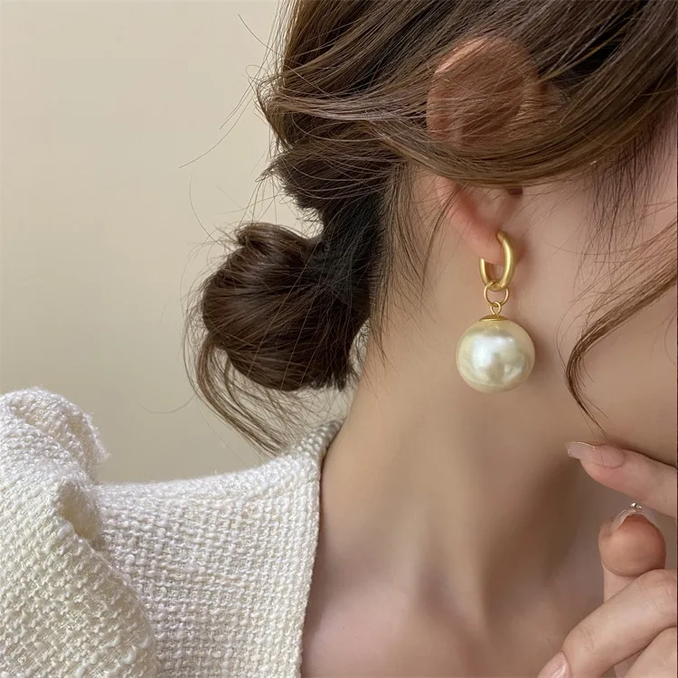 French Retro Temperament Exaggerated Imitation Pearl Metal Dangle Earrings For Women Fashion Elegant Jewelry Party Gifts