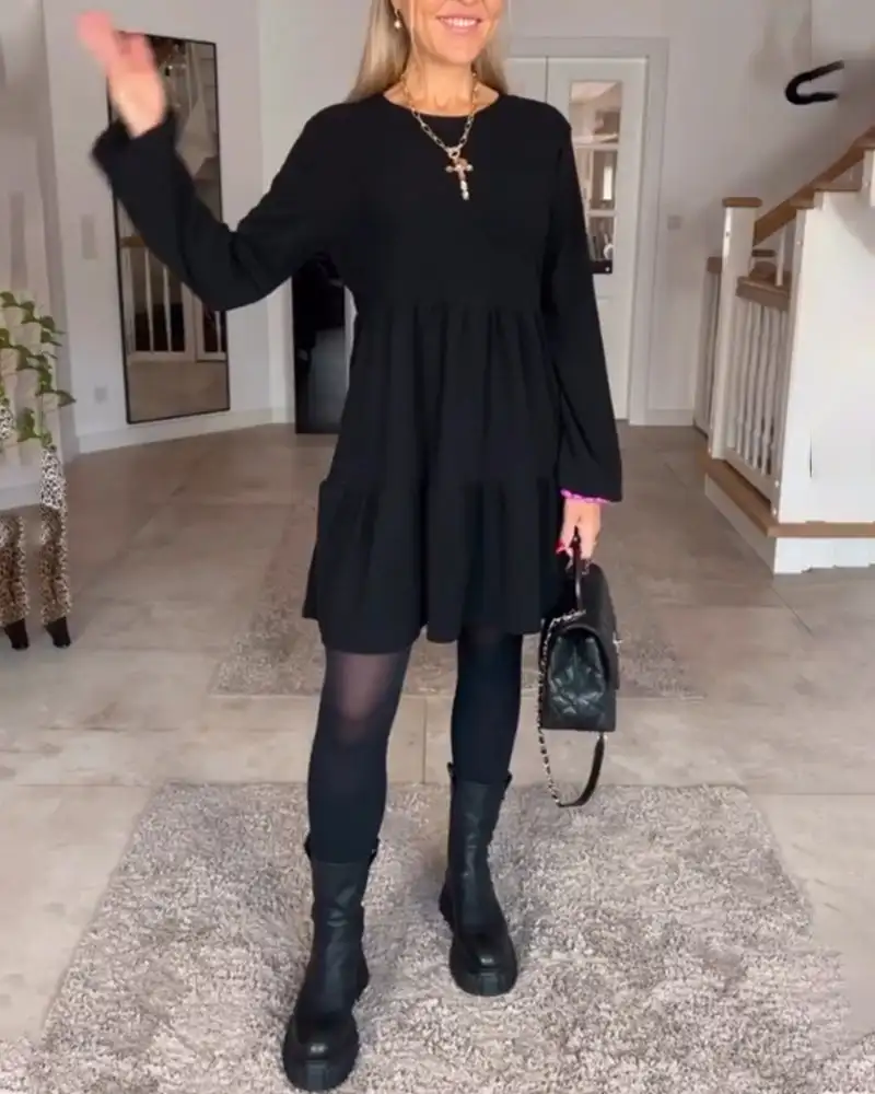 

Простое однотонное платье с длинным рукавом