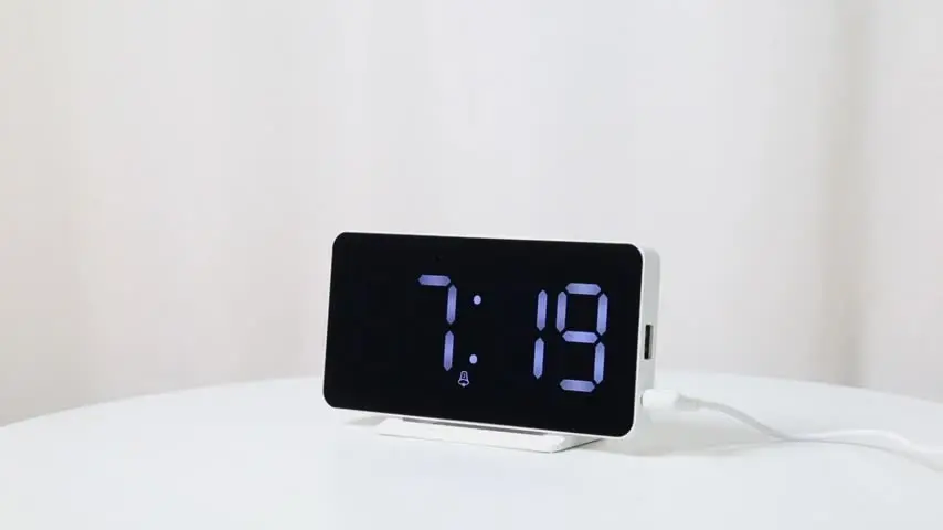 Sveglia Digitale RGB Con Specchio E Luci Colorate – Doppia Allarme, 8 Suoni Rilassanti, Porta USB, Snooze, Bianco