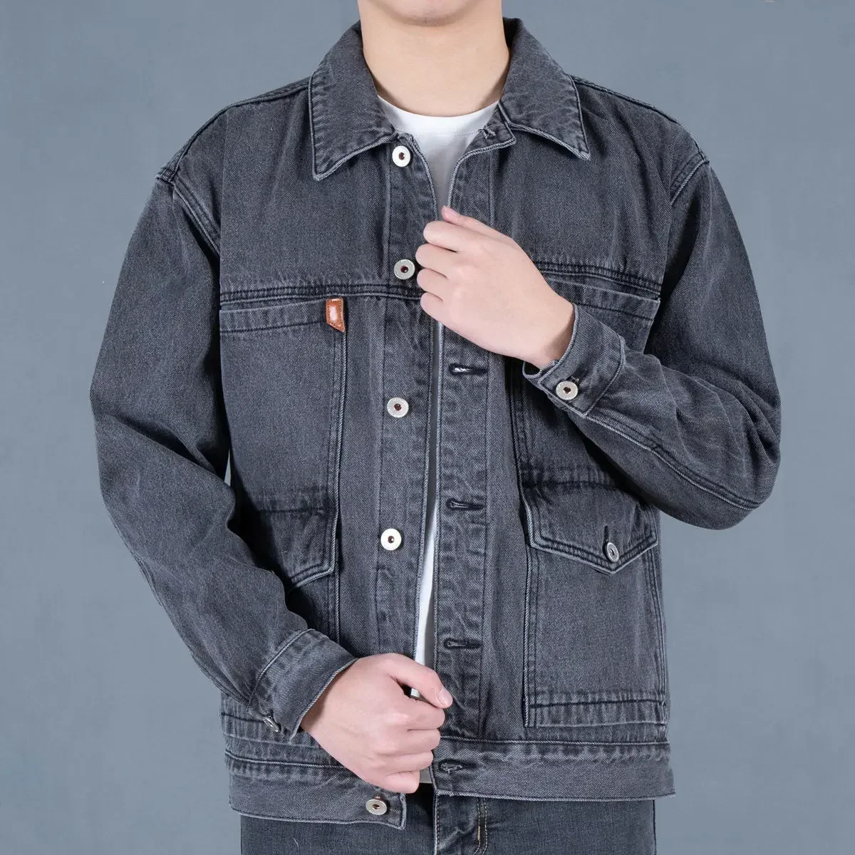 thumbnail image 1 of Chaqueta vaquera con botones para hombre, chaqueta vaquera holgada de color negro para invierno, moda, talla grande, entrega rápida, precio económico, elegante Y2k G, 1 of 5